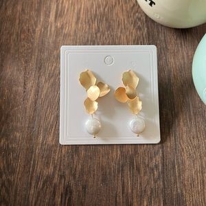 Beautiful gold earrings with Pearl